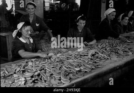 Warszawa, 1947-06-10. Przedwojenna fabryka czekolady Franciszek Fuchs i Synowie przy ul. Topiel 12. NZ. Pracownice pakuj¹ ciasteczka. ps/ms PAP Warschau, 10. Juni 1947. Die Schokoladenfabrik "Franciszek Fuchs und Söhne" aus der Vorkriegszeit in der Topiel-Straße 12 verfiel während des Zweiten Weltkriegs Im Bild: Weibliche Arbeiter beim Packen von Keksen. ps/ms PAP Stockfoto