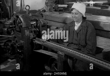 Warszawa, 1947-06-10. Przedwojenna fabryka czekolady Franciszek Fuchs i Synowie przy ul. Topiel 12. NZ. Maszyna do produkcji cukierków. ps/ms PAP Warschau, 10. Juni 1947. Die Schokoladenfabrik "Franciszek Fuchs und Söhne" aus der Vorkriegszeit in der Topiel-Straße 12 verfiel während des Zweiten Weltkriegs Bild: Bonbon-Maschine. ps/ms PAP Stockfoto