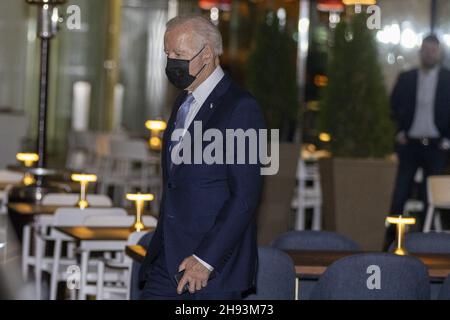 Washington DC, USA. 03rd Dez 2021. Präsident Joe Biden verlässt Imperfecto, nachdem er am Freitag, den 3 2021. Dezember, bei einem Familienessen in Washington, D.C., angehalten hatte. Der Präsident wird das Weeknd in Camp David verbringen und am Sonntag zur Kennedy Center Honors zurückkehren. Foto von Tasos Katopodis/Pool/ABACAPRESS.COM Quelle: Abaca Press/Alamy Live News Stockfoto