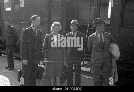 Warszawa, 1947-06-14. Plenum Komitetu Ogólnos³owiañskiego. NZ. Powitanie delegacji bu³garskiej i jugos³owiañskiej na Dworcu G³ównym. ps/ms PAP Warschau, 14. Juni 1947. Das Plenum des Panslawischen Komitees. Im Bild: Empfang von Delegationen aus Bulgarien und Jugoslawien am Hauptbahnhof. ps/ms PAP Stockfoto