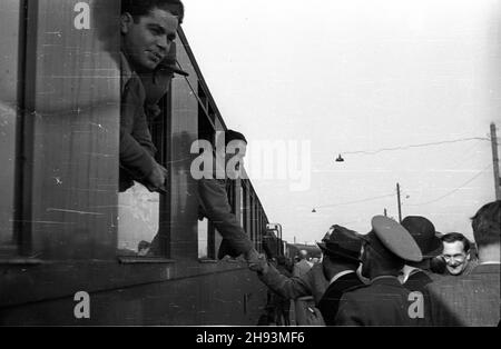 Warszawa, 1947-06-14. Plenum Komitetu Ogólnos³owiañskiego. NZ. Powitanie delegacji bu³garskiej i jugos³owiañskiej na Dworcu G³ównym. ps/ms PAP Warschau, 14. Juni 1947. Das Plenum des Panslawischen Komitees. Im Bild: Empfang von Delegationen aus Bulgarien und Jugoslawien am Hauptbahnhof. ps/ms PAP Stockfoto