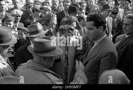 Warszawa, 1947-06-14. Plenum Komitetu Ogólnos³owiañskiego. NZ. Powitanie delegacji bu³garskiej i jugos³owiañskiej na Dworcu G³ównym. ps/ms PAP Warschau, 14. Juni 1947. Das Plenum des Panslawischen Komitees. Im Bild: Empfang von Delegationen aus Bulgarien und Jugoslawien am Hauptbahnhof. ps/ms PAP Stockfoto