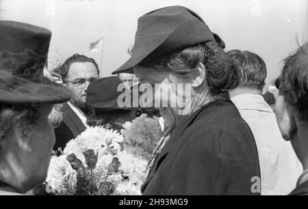 Warszawa, 1947-06-14. Plenum Komitetu Ogólnos³owiañskiego. Powitanie delegacji radzieckiej na lotnisku Okêcie. NZ. polska i radziecka dzia³aczka komunistyczna Wanda Wasilewska. ps/ms PAP Warschau, 14. Juni 1947. Die Plenarsitzung des Panslawischen Komitees. Im Bild: Der Flughafen Okecie, die Begrüßung der sowjetischen Delegation. Im Bild: Die polnische und sowjetische kommunistische Aktivistin Wanda Wasilewska. ps/ms PAP Stockfoto