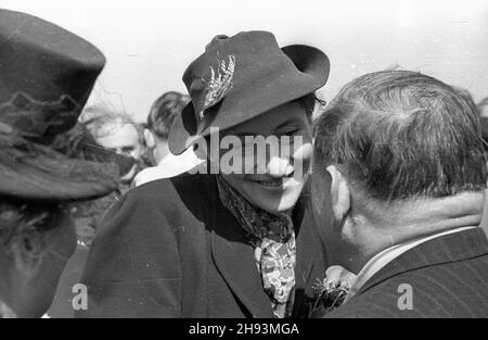 Warszawa, 1947-06-14. Plenum Komitetu Ogólnos³owiañskiego. Powitanie delegacji radzieckiej na lotnisku Okêcie. NZ. polska i radziecka dzia³aczka komunistyczna Wanda Wasilewska. ps/ms PAP Warschau, 14. Juni 1947. Die Plenarsitzung des Panslawischen Komitees. Im Bild: Der Flughafen Okecie, die Begrüßung der sowjetischen Delegation. Im Bild: Die polnische und sowjetische kommunistische Aktivistin Wanda Wasilewska. ps/ms PAP Stockfoto