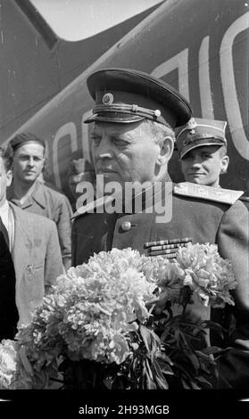 Warszawa, 1947-06-14. Plenum Komitetu Ogólnos³owiañskiego. Powitanie delegacji radzieckiej na lotnisku Okêcie. NZ. genera³ A. Gundorow. ps/ms PAP Warschau, 14. Juni 1947. Die Plenarsitzung des Panslawischen Komitees. Im Bild: Der Flughafen Okecie, die Begrüßung der sowjetischen Delegation. Bild: General A. Gundorov. ps/ms PAP Stockfoto