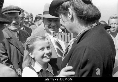 Warszawa, 1947-06-14. Plenum Komitetu Ogólnos³owiañskiego. Powitanie delegacji radzieckiej na lotnisku Okêcie. NZ. polska i radziecka dzia³aczka komunistyczna Wanda Wasilewska. ps/ms PAP Warschau, 14. Juni 1947. Die Plenarsitzung des Panslawischen Komitees. Im Bild: Der Flughafen Okecie, die Begrüßung der sowjetischen Delegation. Im Bild: Die polnische und sowjetische kommunistische Aktivistin Wanda Wasilewska. ps/ms PAP Stockfoto