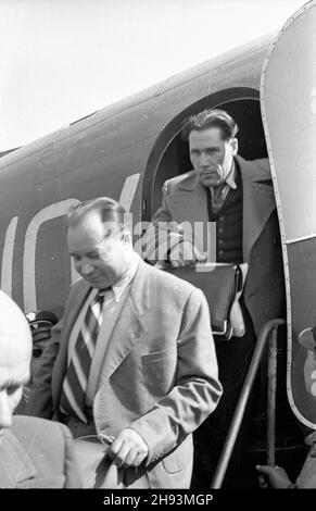 Warszawa, 1947-06-14. Plenum Komitetu Ogólnos³owiañskiego. Powitanie delegacji radzieckiej na lotnisku Okêcie. NZ. cz³onkowie delegacji wysiadaj¹ z samolotu. ps/ms PAP Warschau, 14. Juni 1947. Die Plenarsitzung des Panslawischen Komitees. Im Bild: Der Flughafen Okecie, die Begrüßung der sowjetischen Delegation. Bild: Mitglieder der Delegation verlassen das Flugzeug. ps/ms PAP Stockfoto