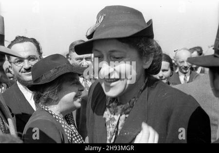 Warszawa, 1947-06-14. Plenum Komitetu Ogólnos³owiañskiego. Powitanie delegacji radzieckiej na lotnisku Okêcie. NZ. polska i radziecka dzia³aczka komunistyczna Wanda Wasilewska. ps/ms PAP Warschau, 14. Juni 1947. Die Plenarsitzung des Panslawischen Komitees. Im Bild: Der Flughafen Okecie, die Begrüßung der sowjetischen Delegation. Im Bild: Die polnische und sowjetische kommunistische Aktivistin Wanda Wasilewska. ps/ms PAP Stockfoto