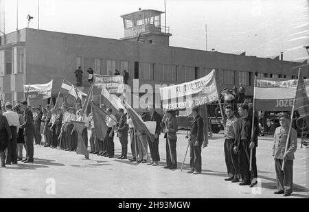 Warszawa, 1947-06-14. Plenum Komitetu Ogólnos³owiañskiego. Powitanie delegacji radzieckiej na lotnisku Okêcie. NZ. cz³onkowie organizacji m³odzie¿owych z transparentami. ps/ms PAP Warschau, 14. Juni 1947. Die Plenarsitzung des Panslawischen Komitees. Im Bild: Der Flughafen Okecie, die Begrüßung der sowjetischen Delegation. Im Bild: Mitglieder von Jugendorganisationen mit Bannern. ps/ms PAP Stockfoto