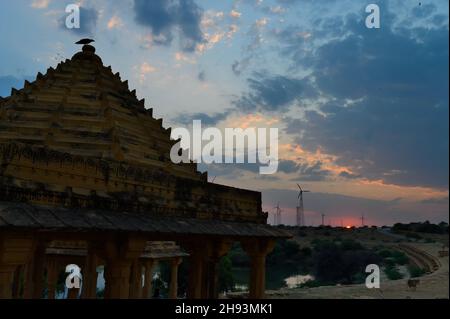 Schöner Sonnenuntergang bei Bada Bagh oder Barabagh, bedeutet Big Garden, ist ein Gartenkomplex in Jaisalmer, Rajasthan, Indien, Royal cenotaphs für Erinnerungen an Könige Stockfoto