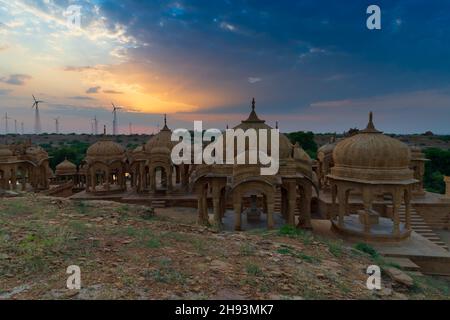 Schöner Sonnenuntergang bei Bada Bagh oder Barabagh, bedeutet Big Garden, ist ein Gartenkomplex in Jaisalmer, Rajasthan, Indien, Royal cenotaphs für Erinnerungen an Könige Stockfoto