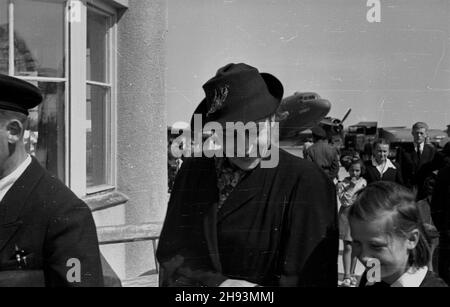 Warszawa, 1947-06-14. Plenum Komitetu Ogólnos³owiañskiego. Powitanie delegacji radzieckiej na lotnisku Okêcie. NZ. polska i radziecka dzia³aczka komunistyczna Wanda Wasilewska. ps/ms PAP Warschau, 14. Juni 1947. Die Plenardebatten des Panslawischen Komitees. Begrüßung der Delegation der Sowjetunion auf dem Flughafen Okecie. Im Bild: Die polnische und sowjetische kommunistische Aktivistin Wanda Wasilewska. ps/ms PAP Stockfoto