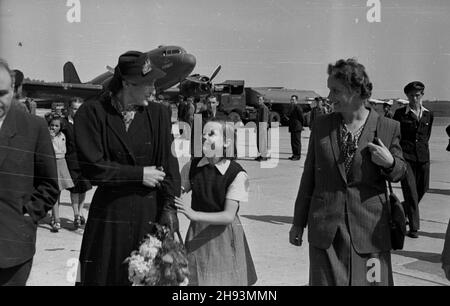 Warszawa, 1947-06-14. Plenum Komitetu Ogólnos³owiañskiego. Powitanie delegacji radzieckiej na lotnisku Okêcie. NZ. polska i radziecka dzia³aczka komunistyczna Wanda Wasilewska. ps/ms PAP Warschau, 14. Juni 1947. Die Plenardebatten des Panslawischen Komitees. Begrüßung der Delegation der Sowjetunion auf dem Flughafen Okecie. Im Bild: Die polnische und sowjetische kommunistische Aktivistin Wanda Wasilewska. ps/ms PAP Stockfoto