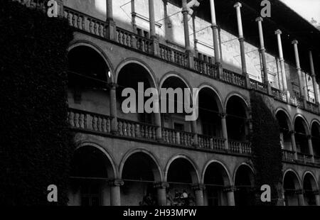 Kraków, 1947-06-15. Dni Krakowa. NZ. Renesansowe kruu¿ganki i arkady Zamku Królewskiego na Wawelu. ps/gr PAP Krakau, 15. Juni 1947. Krakauer Tage. Im Bild: renaissance-Galerien und Arkaden schmücken Wawel Royal Castle. ps/gr PAP Stockfoto