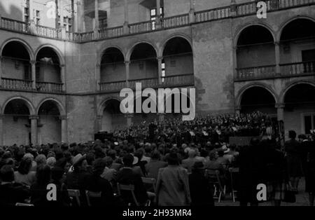 Kraków, 1947-06-15. Dni Krakowa. NZ. Koncert Krakowskiej Orkiestry Smyczkowej na dziedziñcu Zamku Królewskiego na Wawelu. ps/gr PAP Krakau, 15. Juni 1947. Krakauer Tage. Im Bild: Das Krakauer Streichorchester im Hof des Königsschlosses Wawel. ps/gr PAP Stockfoto