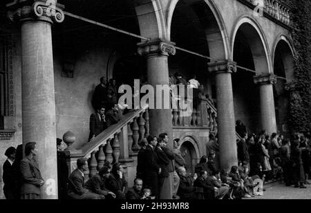 Kraków, 1947-06-15. Dni Krakowa. NZ. publicznoœæ podczas koncertu Krakowskiej Orkiestry Smyczkowej na dziedziñcu Zamku Królewskiego na Wawelu. ps/gr PAP Krakau, 15. Juni 1947. Krakauer Tage. Im Bild: Zuhörer bei einem Konzert des Krakauer Streichorchesters im Hof des Königsschlosses Wawel. ps/gr PAP Stockfoto