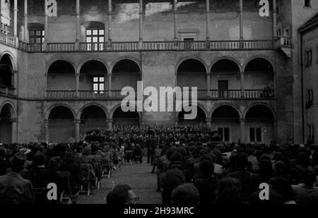 Kraków, 1947-06-15. Dni Krakowa. NZ. Koncert Krakowskiej Orkiestry Smyczkowej na dziedziñcu Zamku Królewskiego na Wawelu. ps/gr PAP Krakau, 15. Juni 1947. Krakauer Tage. Im Bild: Das Krakauer Streichorchester im Hof des Königsschlosses Wawel. ps/gr PAP Stockfoto