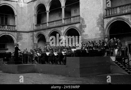 Kraków, 1947-06-15. Dni Krakowa. NZ. Koncert Krakowskiej Orkiestry Smyczkowej na dziedziñcu Zamku Królewskiego na Wawelu. ps/gr PAP Krakau, 15. Juni 1947. Krakauer Tage. Im Bild: Das Krakauer Streichorchester im Hof des Königsschlosses Wawel. ps/gr PAP Stockfoto