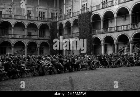 Kraków, 1947-06-15. Dni Krakowa. NZ. publicznoœæ podczas koncertu Krakowskiej Orkiestry Smyczkowej na dziedziñcu Zamku Królewskiego na Wawelu. ps/gr PAP Krakau, 15. Juni 1947. Krakauer Tage. Im Bild: Zuhörer bei einem Konzert des Krakauer Streichorchesters im Hof des Königsschlosses Wawel. ps/gr PAP Stockfoto