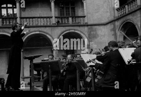 Kraków, 1947-06-15. Dni Krakowa. NZ. Koncert Krakowskiej Orkiestry Smyczkowej pod dyrekcj¹ Tadeusza Wilczaka na dziedziñcu Zamku Królewskiego na Wawelu. ps/gr PAP Krakau, 15. Juni 1947. Krakauer Tage. Im Bild: Das Krakauer Streichorchester unter Tadeusz Wilczak im Hof des Königsschlosses Wawel. ps/gr PAP Stockfoto