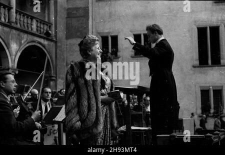 Kraków, 1947-06-15. Dni Krakowa. NZ. Solistka Ewa Bandrowska-Turska i Krakowska Orkiestra Smyczkowa pod dyrekcj¹ Tadeusza Wilczaka na dziedziñcu Zamku Królewskiego na Wawelu. ps/gr PAP Krakau, 15. Juni 1947. Krakauer Tage. Im Bild: Solistin Ewa Bandrowska-Turska und das Krakauer Streichorchester unter Tadeusz Wilczak im Hof des Königsschlosses Wawel. ps/gr PAP Stockfoto