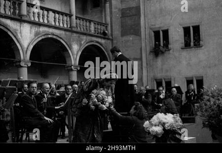 Kraków, 1947-06-15. Dni Krakowa. NZ. Solistka Ewa Bandrowska-Turska otrzymuje kwiaty po wystêpie, wraz z Krakowsk¹ Orkiestr¹ Smyczkow¹ pod dyrekcj¹ Tadeusza Wilczaka, na dziedziñcu Zamku Królewskiego na Wawelu. ps/gr PAP Krakau, 15. Juni 1947. Die Tage von Krakau. Im Bild: Die Solistin Ewa Bandrowska-Turska erhält Blumen, nachdem sie mit dem Krakauer Violinorchester unter der Leitung von Tadeusz Wilczak auf dem Hof des Königsschlosses Wawel gesungen hat. ps/gr PAP Stockfoto