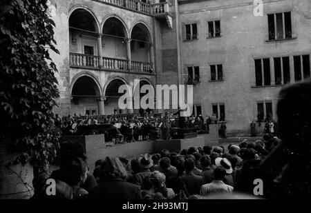 Kraków, 1947-06-15. Dni Krakowa. NZ. Koncert solistki Ewy Bandrowskiej-Turskiej i Krakowskiej Orkiestry Smyczkowej pod dyrekcj¹ Tadeusza Wilczaka na dziedziñcu Zamku Królewskiego na Wawelu. ps/gr PAP Krakau, 15. Juni 1947. Krakauer Tage. Im Bild: Solistin Ewa Bandrowska-Turska und das Krakauer Streichorchester unter Tadeusz Wilczak im Hof des Königsschlosses Wawel. ps/gr PAP Stockfoto