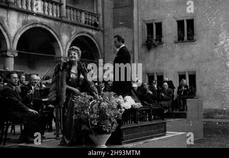 Kraków, 1947-06-15. Dni Krakowa. NZ. Solistka Ewa Bandrowska-Turska (z koszem kwiatów) i Krakowska Orkiestra Smyczkowa pod dyrekcj¹ Tadeusza Wilczaka po koncercie na dziedziñcu Zamku Królewskiego na Wawelu. ps/gr PAP Krakau, 15. Juni 1947. Die Tage von Krakau. Im Bild: Die Solistin Ewa Bandrowska-Turska erhält Blumen, nachdem sie mit dem Krakauer Violinorchester unter der Leitung von Tadeusz Wilczak auf dem Hof des Königsschlosses Wawel gesungen hat. ps/gr PAP Stockfoto