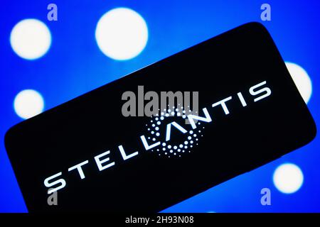 Ukraine. 03rd Dez 2021. Auf dieser Fotolabbildung ist das Stellantis N.V. Logo eines multinationalen Automobilherstellungs-Konzerns auf einem Smartphone-Bildschirm zu sehen. Kredit: SOPA Images Limited/Alamy Live Nachrichten Stockfoto