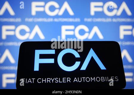 Ukraine. 03rd Dez 2021. Auf diesem Foto Illustration, Fiat Chrysler Automobiles N.V. Das (FCA)-Logo wird auf einem Smartphone- und einem Computerbildschirm angezeigt. Kredit: SOPA Images Limited/Alamy Live Nachrichten Stockfoto
