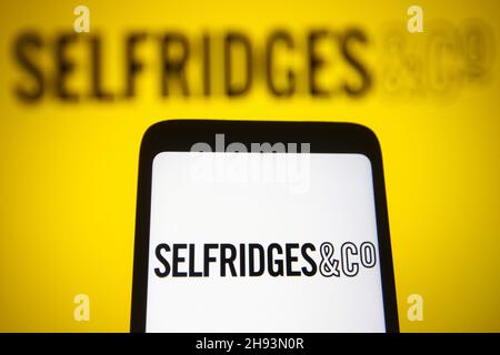 Ukraine. 03rd Dez 2021. In dieser Abbildung ist das Selfridges & Co. (Selfridges Retail Limited)-Logo auf einem Smartphone und einem Computerbildschirm zu sehen. Kredit: SOPA Images Limited/Alamy Live Nachrichten Stockfoto