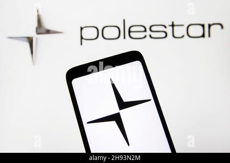 Ukraine. 03rd Dez 2021. In dieser Abbildung ist das Polestar ab-Logo einer Automobilmarke auf einem Smartphone und einem Computerbildschirm zu sehen. (Foto von Pavlo Gonchar/SOPA Images/Sipa USA) Quelle: SIPA USA/Alamy Live News Stockfoto