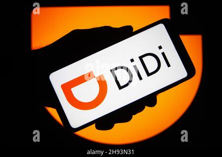 Ukraine. 03rd Dez 2021. In dieser Abbildung ist das Logo von Didi Chuxing Technology Co. Auf einem Smartphone in der Hand zu sehen. (Foto von Pavlo Gonchar/SOPA Images/Sipa USA) Quelle: SIPA USA/Alamy Live News Stockfoto