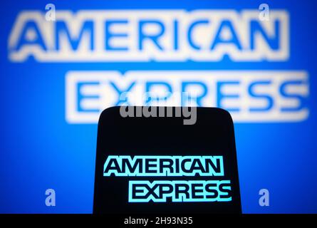 Ukraine. 03rd Dez 2021. In dieser Abbildung ist das Logo der American Express Company (Amex) auf einem Smartphone und einem Computerbildschirm zu sehen. (Foto von Pavlo Gonchar/SOPA Images/Sipa USA) Quelle: SIPA USA/Alamy Live News Stockfoto