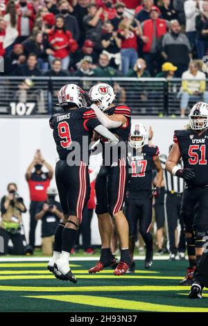 03. Dezember 2021: Utah Utes läuft zurück Tavion Thomas (9) feiert nach einem Touchdown während des PAC-12 Football Championship Game mit den Oregon Ducks und den Utah Utes im Allegiant Stadium in Las Vegas, NV. Die Utah Utes führen die Oregon Ducks in der Halbzeit von 23 bis 0 an. Christopher Trim/CSM Stockfoto