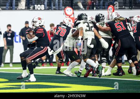 03. Dezember 2021: Utah Utes läuft zurück Tavion Thomas (9) erzielt einen Touchdown während des PAC-12 Football Championship Game mit den Oregon Ducks und den Utah Utes im Allegiant Stadium in Las Vegas, NV. Die Utah Utes führen die Oregon Ducks in der Halbzeit von 23 bis 0 an. Christopher Trim/CSM Stockfoto