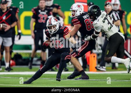 03. Dezember 2021: Utah Utes Wide Receiver Britain Covey (18) sucht während des PAC-12 Football Championship Game mit den Oregon Ducks und den Utah Utes im Allegiant Stadium in Las Vegas, NV, nach Platz zum Laufen. Die Utah Utes führen die Oregon Ducks in der Halbzeit von 23 bis 0 an. Christopher Trim/CSM Stockfoto