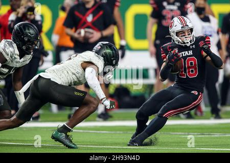 03. Dezember 2021: Utah Utes Wide Receiver Britain Covey (18) versucht während des PAC-12 Football Championship Game mit den Oregon Ducks und den Utah Utes im Allegiant Stadium in Las Vegas, NV, einem Tackler zu entgehen. Die Utah Utes führen die Oregon Ducks in der Halbzeit von 23 bis 0 an. Christopher Trim/CSM Stockfoto