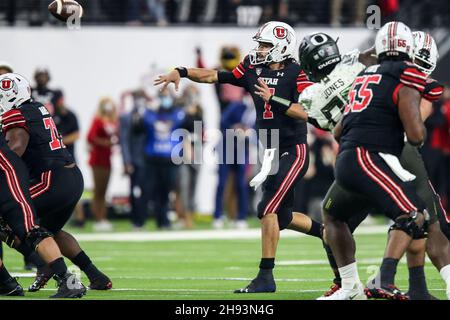 03. Dezember 2021: Utah Utes Quarterback Cameron Rising (7) wirft den Ball während des PAC-12 Football Championship Game mit den Oregon Ducks und den Utah Utes im Allegiant Stadium in Las Vegas, NV. Die Utah Utes führen die Oregon Ducks in der Halbzeit von 23 bis 0 an. Christopher Trim/CSM Stockfoto