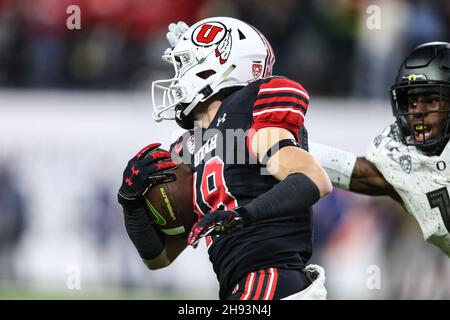 03. Dezember 2021: Utah Utes Wide Receiver Britain Covey (18) gibt den Eröffnungsauftakt während des PAC-12 Football Championship Game mit den Oregon Ducks und den Utah Utes im Allegiant Stadium in Las Vegas, NV, zurück. Die Utah Utes führen die Oregon Ducks in der Halbzeit von 23 bis 0 an. Christopher Trim/CSM Stockfoto