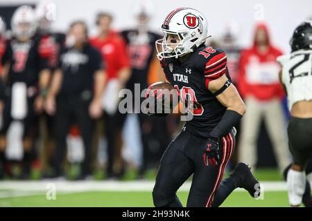 03. Dezember 2021: Utah Utes Wide Receiver Britain Covey (18) gibt den Eröffnungsauftakt während des PAC-12 Football Championship Game mit den Oregon Ducks und den Utah Utes im Allegiant Stadium in Las Vegas, NV, zurück. Die Utah Utes führen die Oregon Ducks in der Halbzeit von 23 bis 0 an. Christopher Trim/CSM Stockfoto