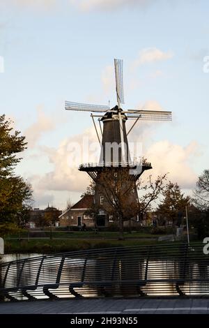 Goldene Stunde im Molen de Valk, dem Windmühlenmuseum in Leiden, Niederlande. Stockfoto