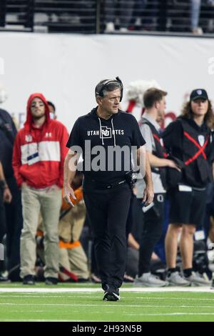 03. Dezember 2021: Utah Utes-Cheftrainer Kyle Whittingham auf dem Spielfeld während des PAC-12 Football Championship Game mit den Oregon Ducks und den Utah Utes im Allegiant Stadium in Las Vegas, NV. Die Utah Utes führen die Oregon Ducks in der Halbzeit von 23 bis 0 an. Christopher Trim/CSM Stockfoto