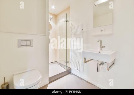 Schönes Badezimmer mit moderner Dusche in einem eleganten Zuhause Stockfoto