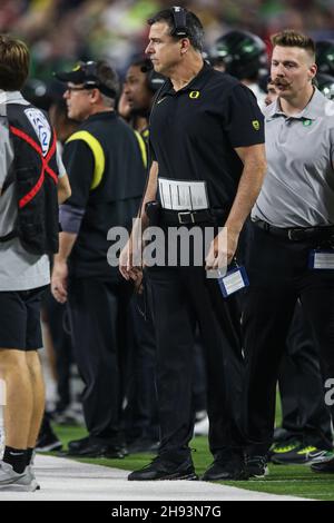 Las Vegas, USA. 03rd Dez 2021. 03. Dezember 2021: Oregon Ducks-Cheftrainer Mario Cristobal am Rande des PAC-12 Football Championship Game mit den Oregon Ducks und den Utah Utes im Allegiant Stadium in Las Vegas, NV. Die Utah Utes führen die Oregon Ducks in der Halbzeit von 23 bis 0 an. Christopher Trim/CSM Credit: CAL Sport Media/Alamy Live News Stockfoto