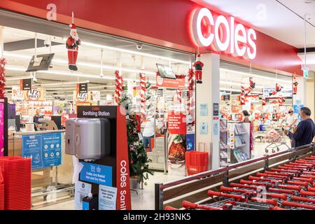 Covid 19 Global Pandemie Sydney, coles Supermarkt mit Desinfektionsstation und QR-Code-Check-in am Eingang des Lebensmittelladens, Sydney Stockfoto