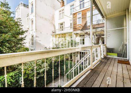 Schöner langer, enger Balkon mit Holzgeländern Stockfoto