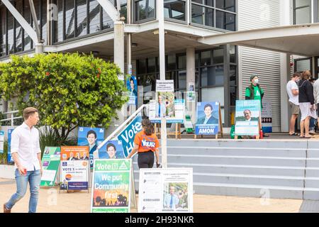 Wahlen zum Northern Beaches council in Sydney, Wahltag 2021. Dezember vor dem Avalon Beach-Wahllokal für Pittwater ward, NSW, Australien Stockfoto