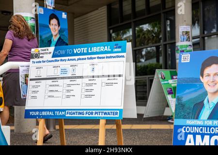 Wahlen zum Northern Beaches council in Sydney, Wahltag 2021. Dezember vor dem Avalon Beach-Wahllokal für Pittwater ward, NSW, Australien Stockfoto