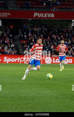 Granada, Spanien. 03rd Dez 2021. Quini Marin von Granada CF gesehen während des La Liga Santander Spiels zwischen Granada CF und Deportivo Alaves im Nuevo Los Carmenes Stadion in Granada.(Endstand - Granada CF 2:1 Deportivo Alaves) Credit: SOPA Images Limited/Alamy Live News Stockfoto